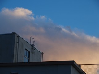 校舎の屋上部分と夕暮れの空