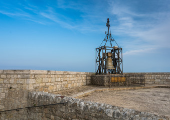 Fototapeta na wymiar Fortezza di Civitella del Tronto, Teramo, Italia. Antico sito storico. Campana sul terrazzo della fortezza