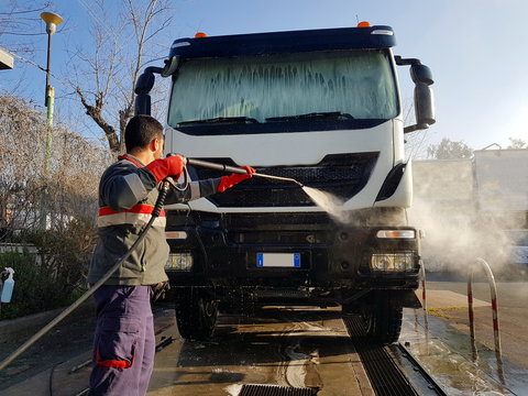 Lavaggio camion con alta pressione