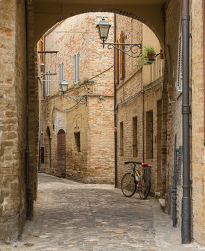 Offida, Marche, Italia. Scorcio dell'antico borgo medievale.