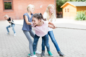 Kinder beim Tauziehen