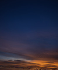 Wolkenhimmel bei Sonnenuntergang