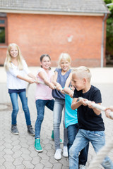 Kinder beim Tauziehen