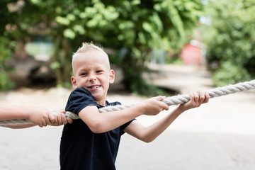 Kinder beim Tauziehen