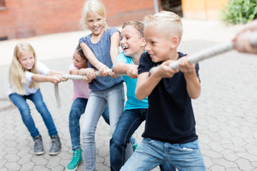 Kinder beim Tauziehen