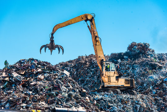Bagger auf Schrotthalde