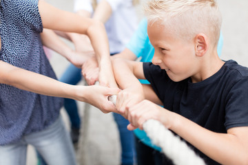 Kinder beim Tauziehen
