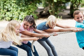 Kinder beim Tauziehen