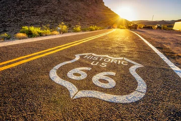 Foto op Plexiglas Route 66 Straatnaambord op historische route 66 in de Mojave-woestijn