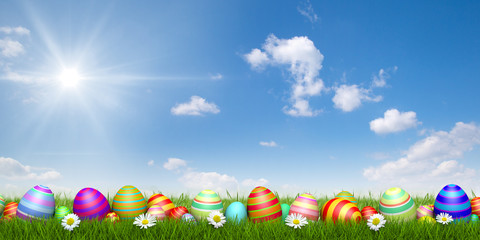 Ostereier im Gras / Himmel / Ostern