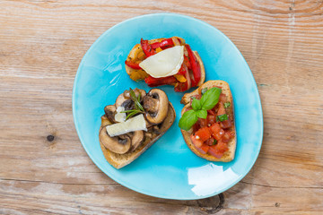 Bruschetta mit Tomaten, Pilze, Ziegenkäse