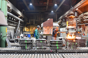 Arbeiter in einer Giesserei // Workers in a foundry