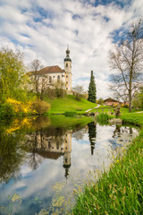 Fototapeta na wymiar Kirche in Breitbrunn an einem Frühlingstag, Oberbayern in Deutschland