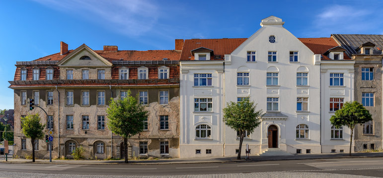 Renovierte und unrenovierte Altbaufassaden in der Altstadt von Neustrelitz