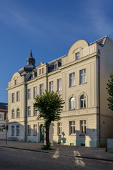Fototapeta na wymiar Denkmalgeschütztes Haus mit Zwiebeltürmchen in Neustrelitz