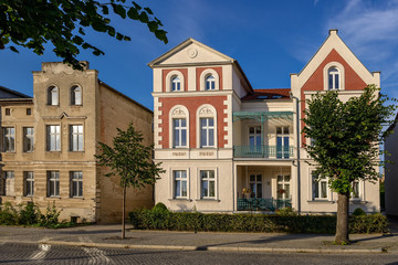 Fototapeta na wymiar Alt neben neu: Hausfassaden in der Altstadt von Neustrelitz