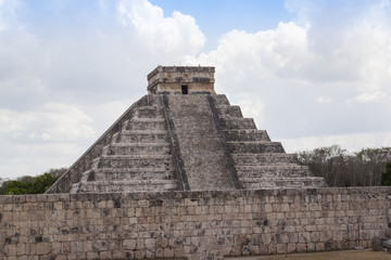 Fototapeta na wymiar piramide maya di Chichen-Itza (Chichén Itzá), Messico