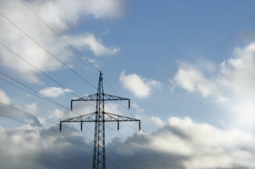 Strommast vor Sommerhimmel 