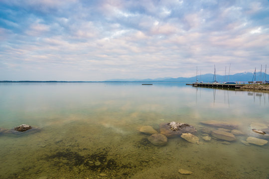 Abendd&auml;mmerung bei Gstadt am Chiemsee im Fr&uuml;hjahr, Oberbayern in Deutschland