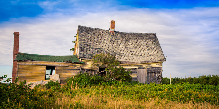 sagging roof on an abandon house
