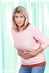 Frau mittleren Alters mit Bauchschmerzen