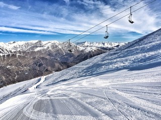 pista da sci, seggiovia e panorama alpino