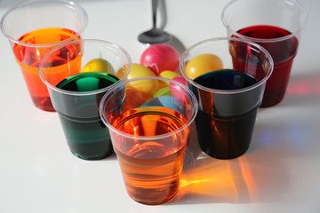 Bunte Osterfarben