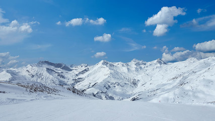 Fototapeta na wymiar Berglandschaft im Winter in Mayrhofen Tirol