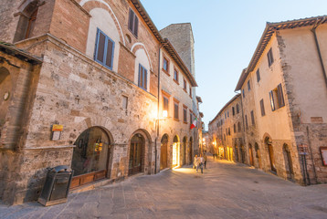 Fototapeta premium Architektura San Gimignano o zachodzie słońca, Toskania - Włochy
