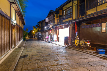 Fototapeta na wymiar Japanese old town in Higashiyama District of Kyoto at night, Japan