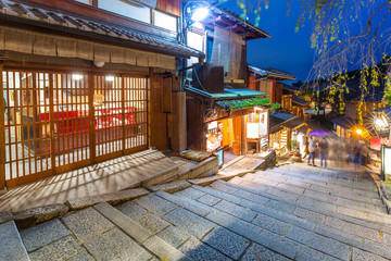 Vieille ville japonaise dans le quartier Higashiyama de Kyoto la nuit, Japon