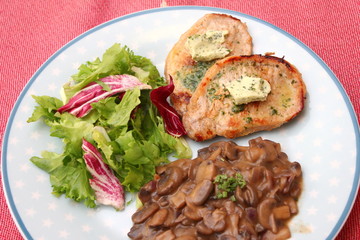 Schweinesteaks mit Pilzen und Salat