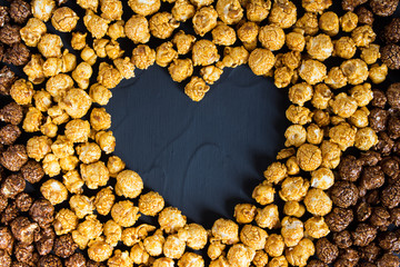 Chocolate caramel popcorn with heart shape - obrazy, fototapety, plakaty
