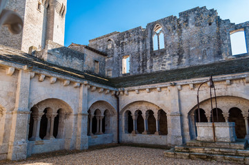 Abbaye Saint-Pierre de Montmajour, vue de l'int&eacute;rieur.
