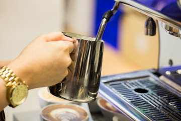 Steaming milk froth for preparing coffee