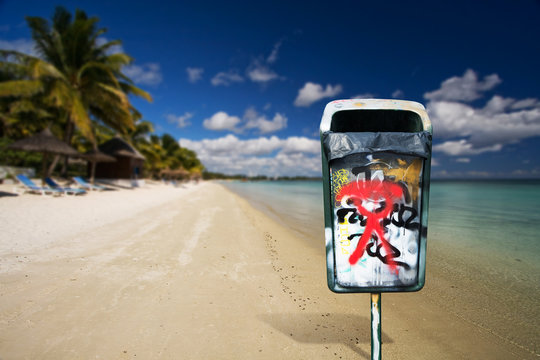 poubelle d&eacute;chet plage cocotier &icirc;le vacaances propret&eacute; propre nettoyer &eacute;cologie environnement bronzer lagon