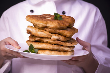  chef cooked pita bread with meat