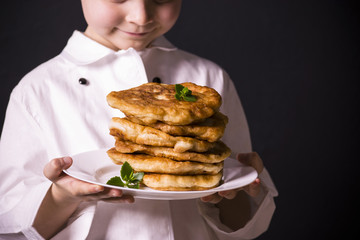  chef cooked pita bread with meat