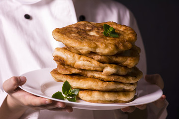  chef cooked pita bread with meat