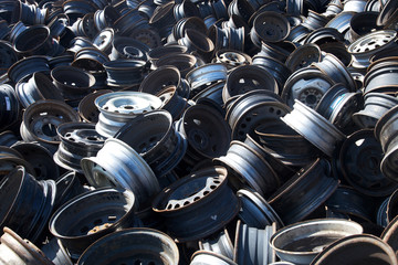 Felgen ohne ein Ende auf einem Schrottplatz