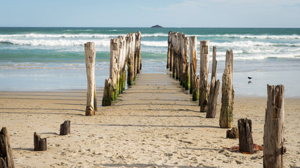 Poteaux sur la plage