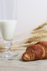 Bicchiere di latte con cornetto ai cireali