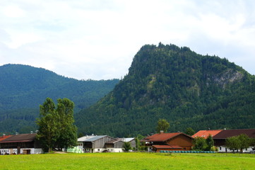 Fototapeta na wymiar Jachenau in den bayrischen Alpen mit Scheunen 