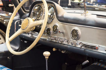 Cockpit von altem Sportwagen