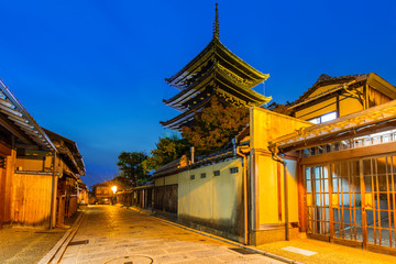Obraz premium Japońskie stare miasto w dystrykcie Higashiyama w Kioto w nocy, Japonia