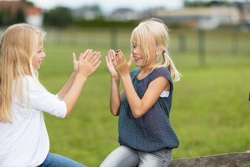 Mädchen spielen Klatschspiel