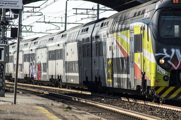 Obraz premium binari della ferrovia con treno di passaggio