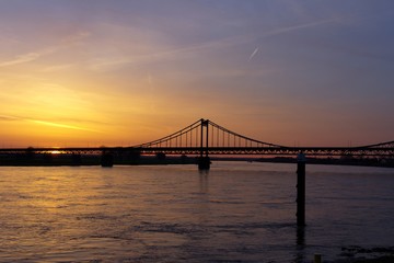 Fototapeta na wymiar Sonnenaufgang an der Uerdinger Rheinbrücke