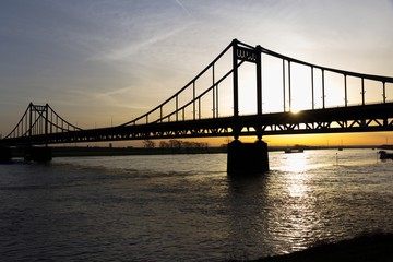 Fototapeta na wymiar Sonnenaufgang an der Uerdinger Rheinbrücke