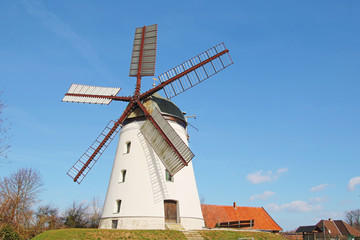 Fototapeta na wymiar Fünfflügelige Windmühle in Wendhausen